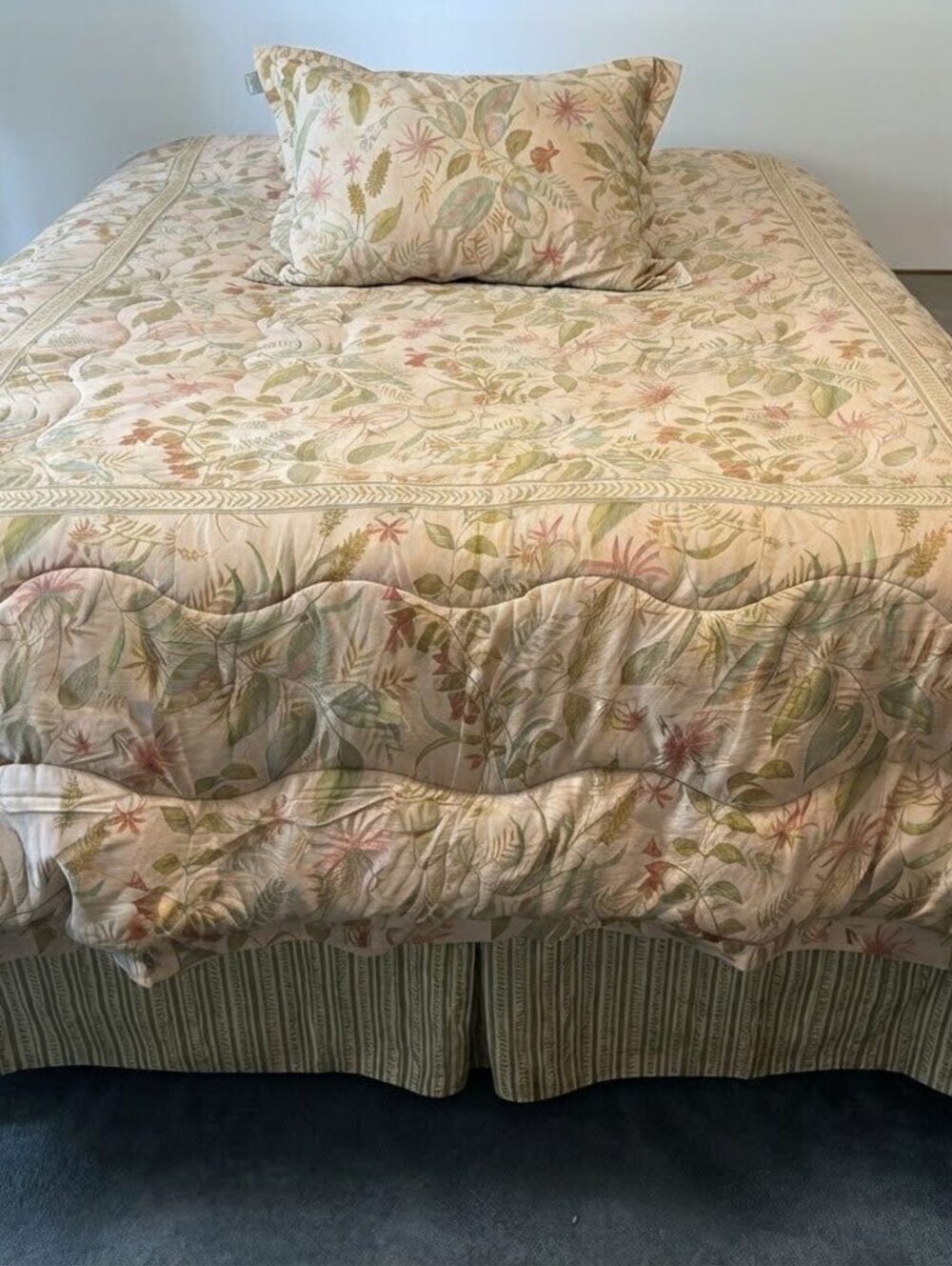 Floral Patterned Quilted Bedspread bedskirt set